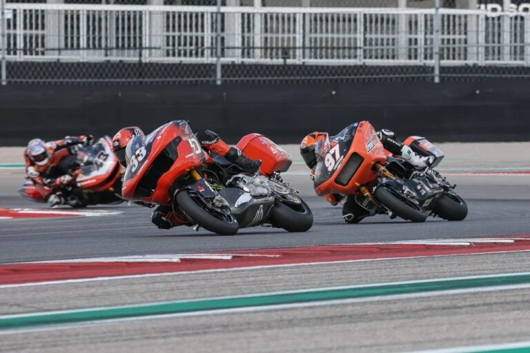 Harley-Davidson Bagger em corrida no Red Bull Ring com Kyle Wyman e James Rispoli disputando a final do World Cup.