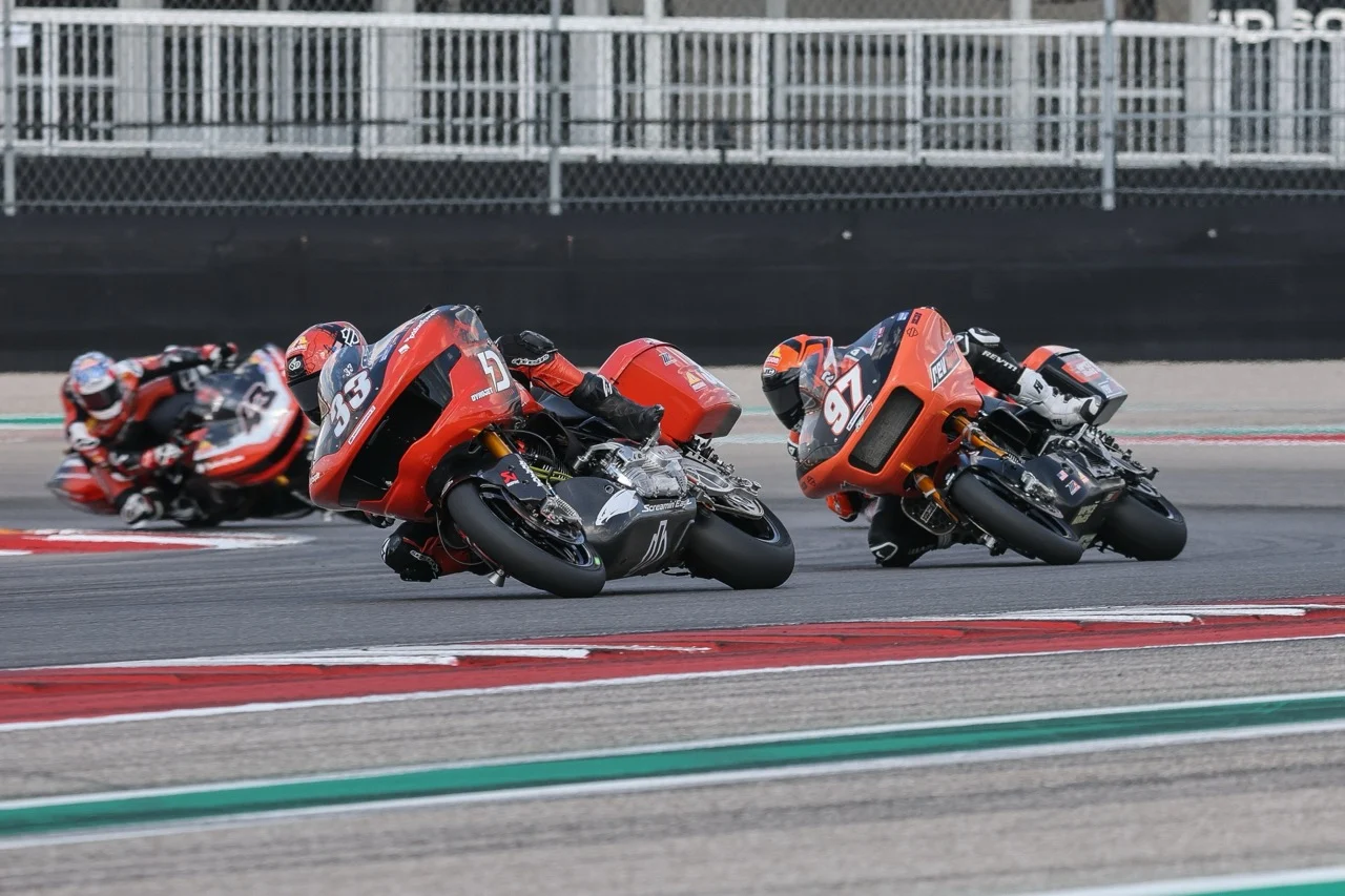 Harley-Davidson Bagger em corrida no Red Bull Ring com Kyle Wyman e James Rispoli disputando a final do World Cup.
