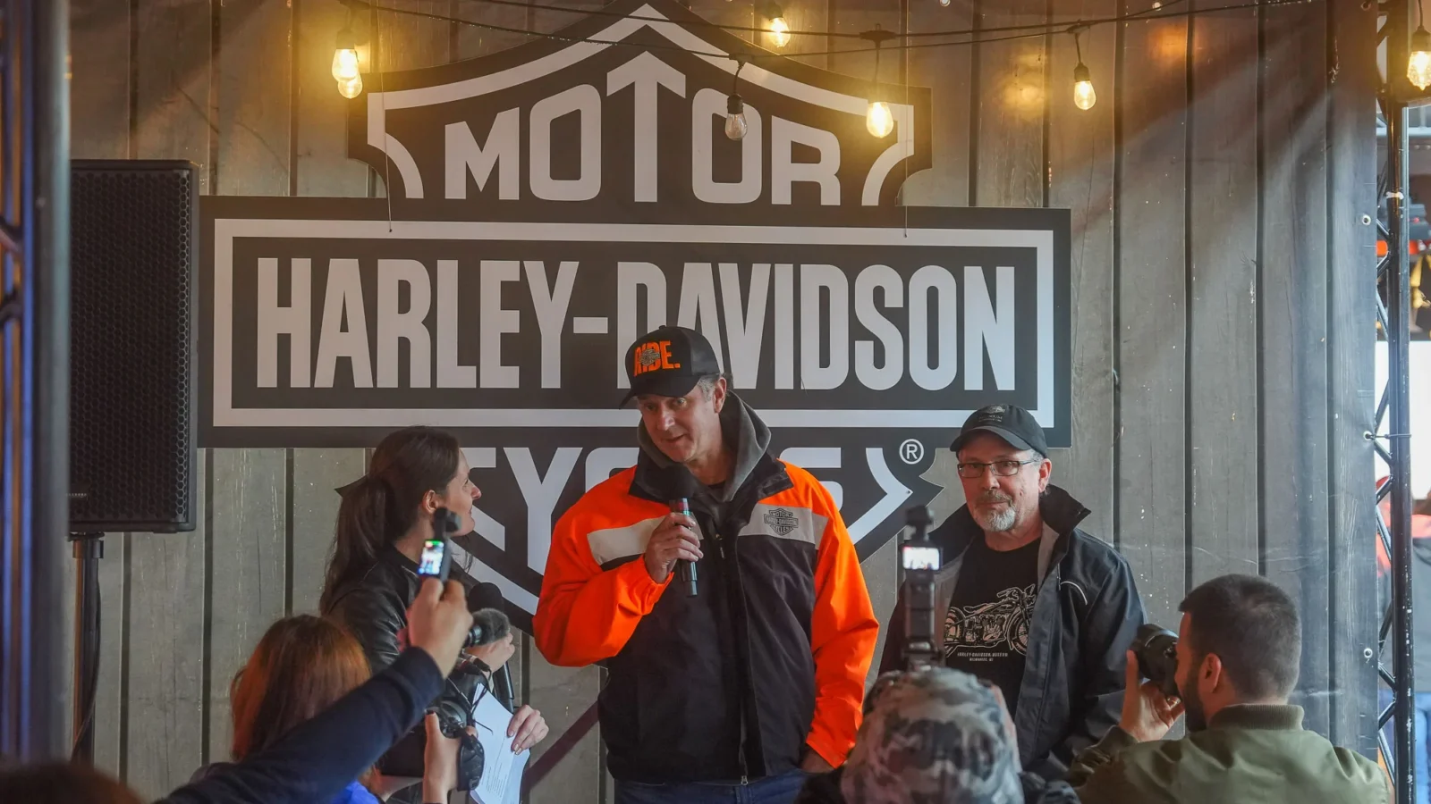 Jack NBC comemora vitória no Harley-Davidson Creators Custom Clash ao lado de sua moto customizada "Green Breakout" no Lake Faaker See