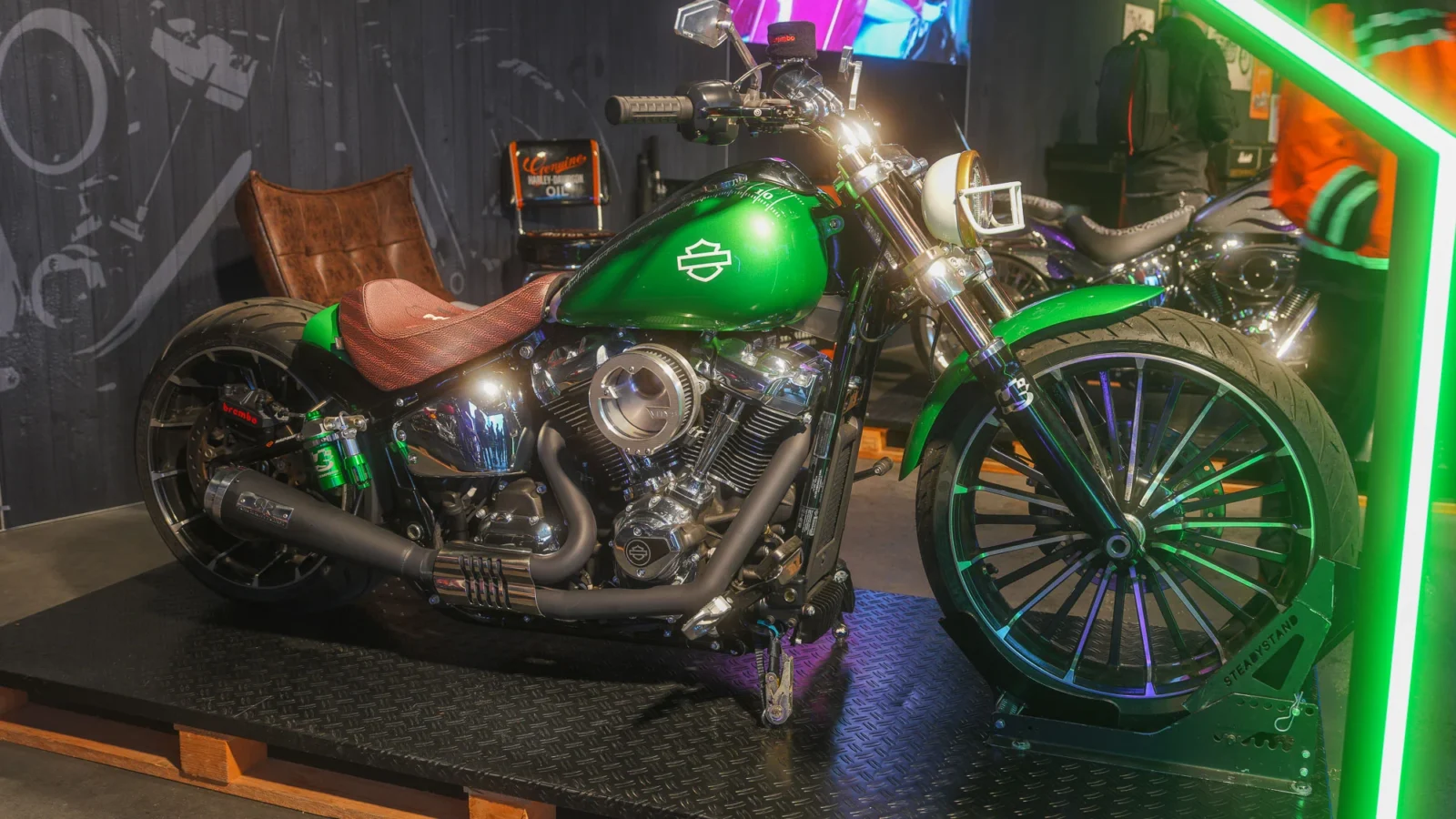 Jack NBC comemora vitória no Harley-Davidson Creators Custom Clash ao lado de sua moto customizada "Green Breakout" no Lake Faaker See