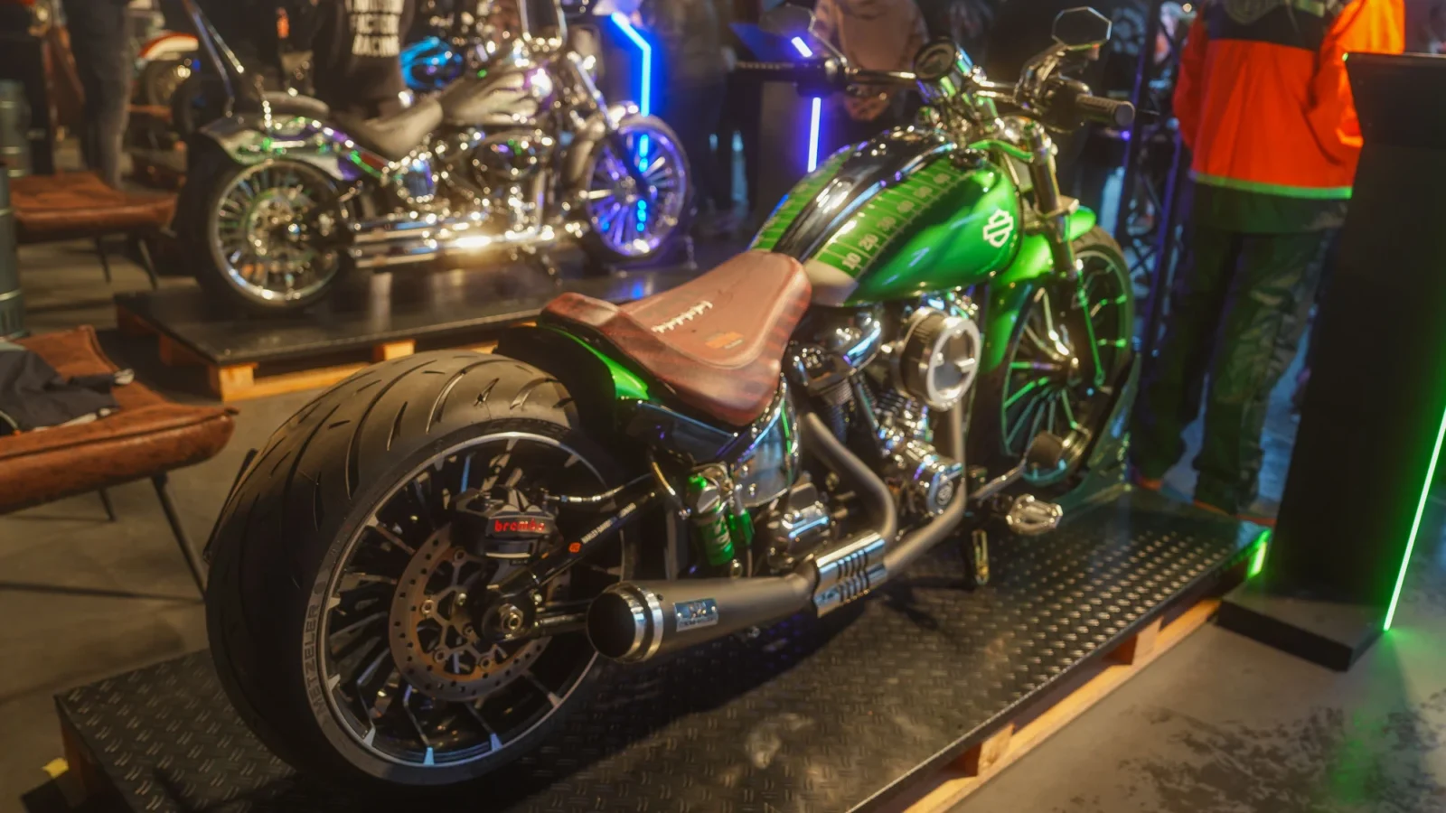 Jack NBC comemora vitória no Harley-Davidson Creators Custom Clash ao lado de sua moto customizada "Green Breakout" no Lake Faaker See