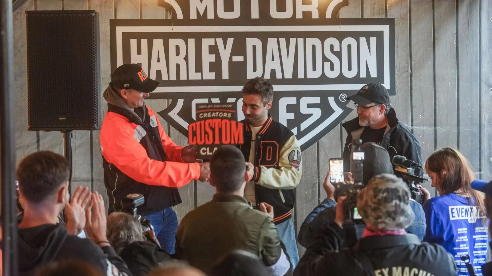 Jack NBC comemora vitória no Harley-Davidson Creators Custom Clash ao lado de sua moto customizada "Green Breakout" no Lake Faaker See