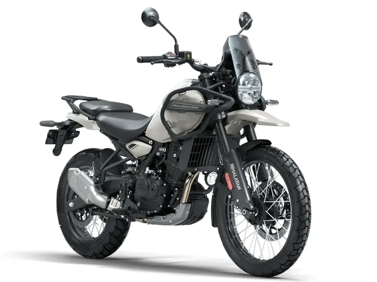Royal Enfield Himalayan 450 na cor Kaza Brown estacionada em terreno de terra, destacando seu design adventure e detalhes de acabamento.