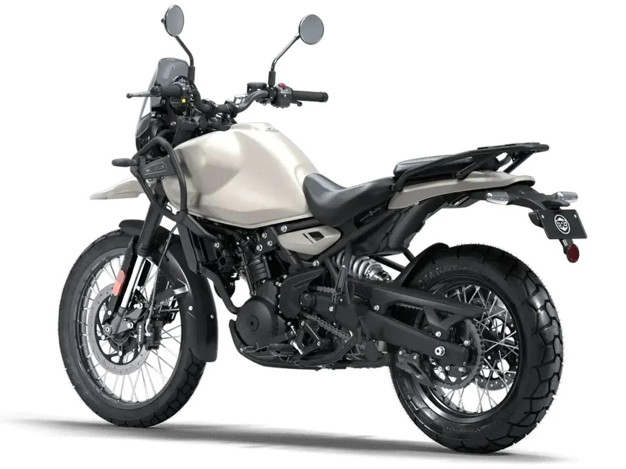 Royal Enfield Himalayan 450 na cor Kaza Brown estacionada em terreno de terra, destacando seu design adventure e detalhes de acabamento.