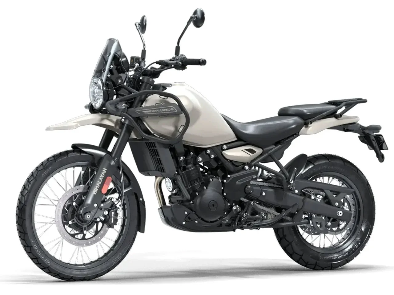 Royal Enfield Himalayan 450 na cor Kaza Brown estacionada em terreno de terra, destacando seu design adventure e detalhes de acabamento.