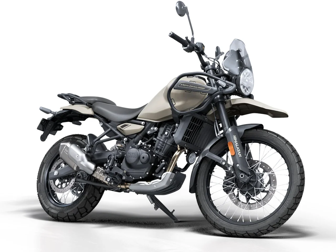 Royal Enfield Himalayan 450 na cor Kaza Brown estacionada em terreno de terra, destacando seu design adventure e detalhes de acabamento.