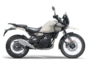 Royal Enfield Himalayan 450 na cor Kaza Brown estacionada em terreno de terra, destacando seu design adventure e detalhes de acabamento.