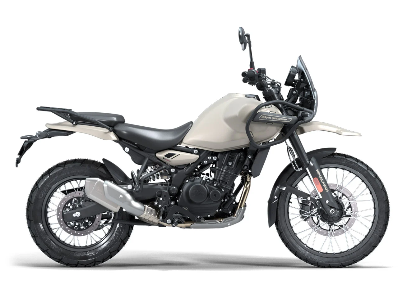 Royal Enfield Himalayan 450 na cor Kaza Brown estacionada em terreno de terra, destacando seu design adventure e detalhes de acabamento.