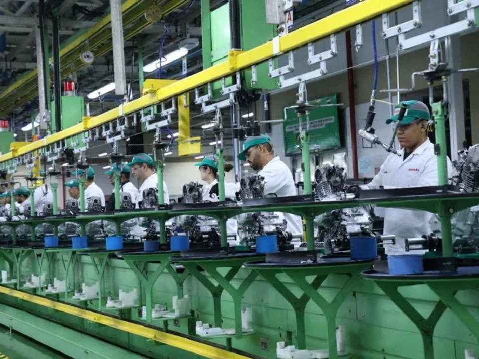 Fábrica da Honda em Manaus, Amazonas, mostrando linhas de montagem automatizadas e a imponente estrutura que produz mais de um milhão de motocicletas por ano.