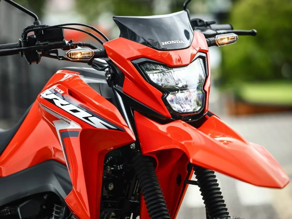 Honda Bros 160 2027 em destaque, mostrando os novos indicadores de LED e a cor verde disponível na versão ABS.