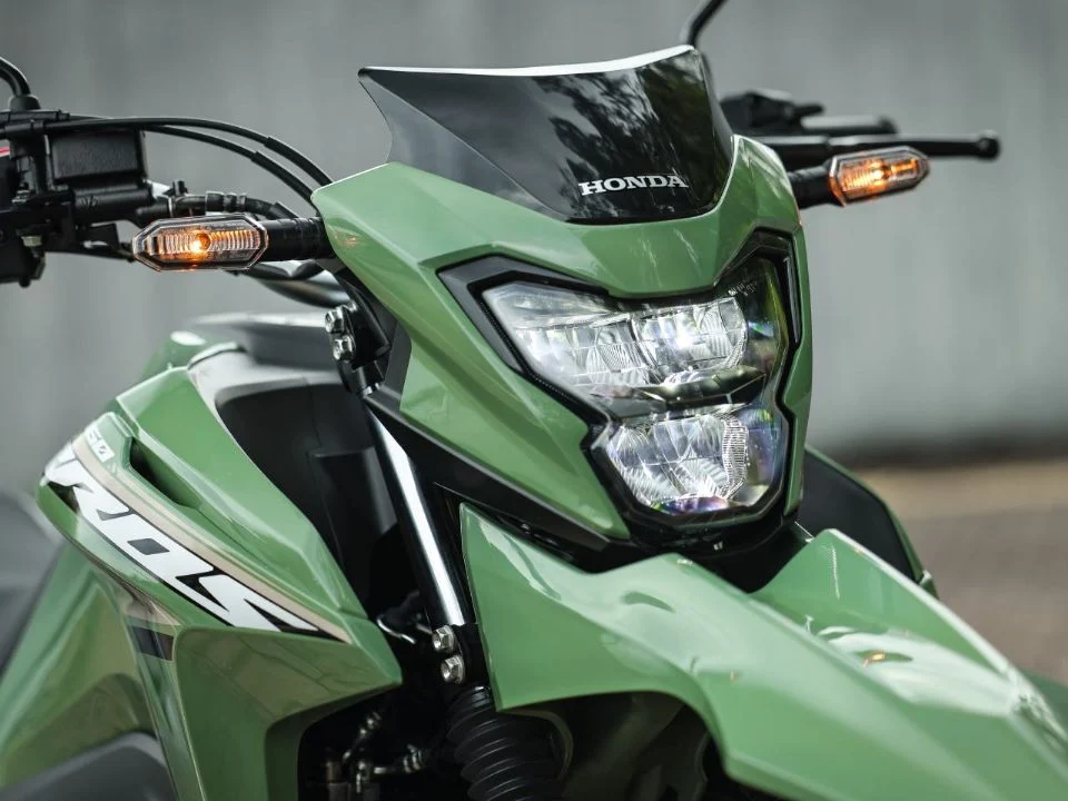 Honda Bros 160 2027 em destaque, mostrando os novos indicadores de LED e a cor verde disponível na versão ABS.