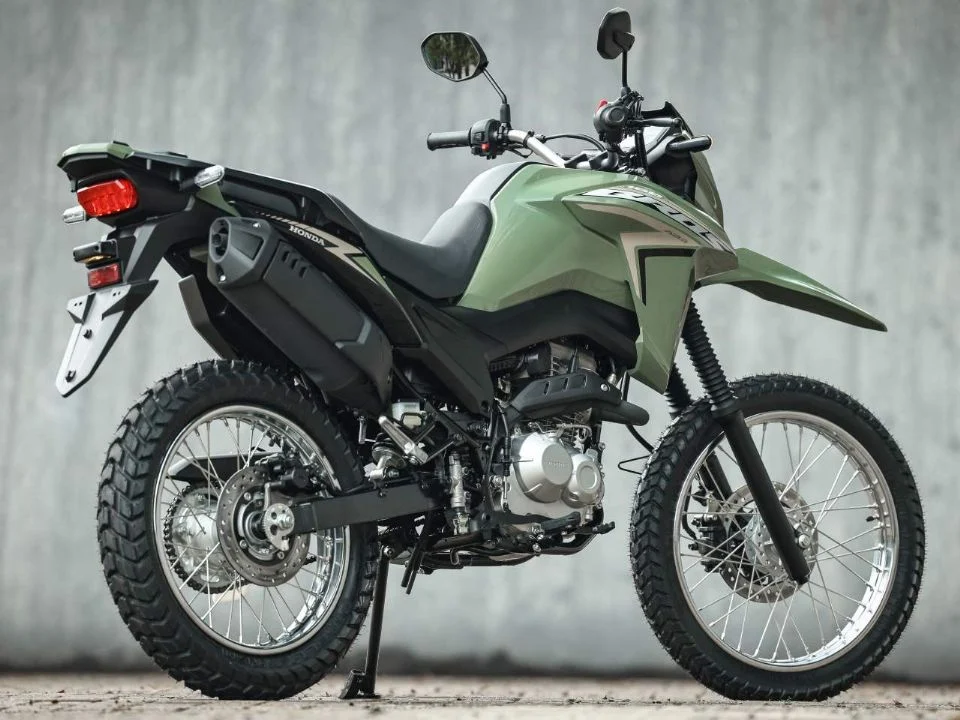 Honda Bros 160 2027 em destaque, mostrando os novos indicadores de LED e a cor verde disponível na versão ABS.