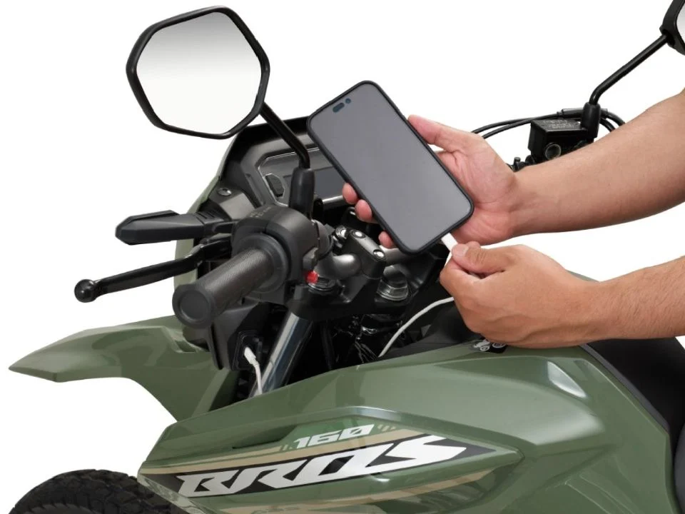 Honda Bros 160 2027 em destaque, mostrando os novos indicadores de LED e a cor verde disponível na versão ABS.