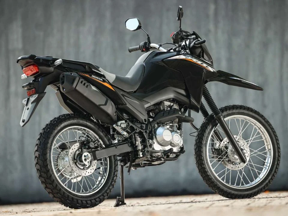 Honda Bros 160 2027 em destaque, mostrando os novos indicadores de LED e a cor verde disponível na versão ABS.