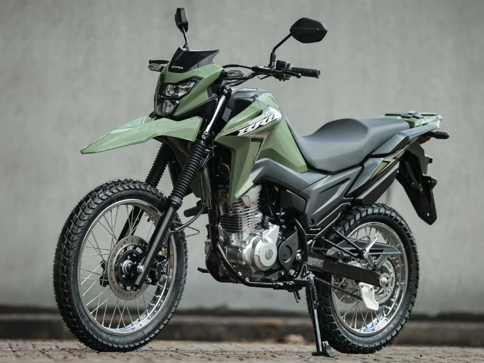 Honda Bros 160 2027 em destaque, mostrando os novos indicadores de LED e a cor verde disponível na versão ABS.