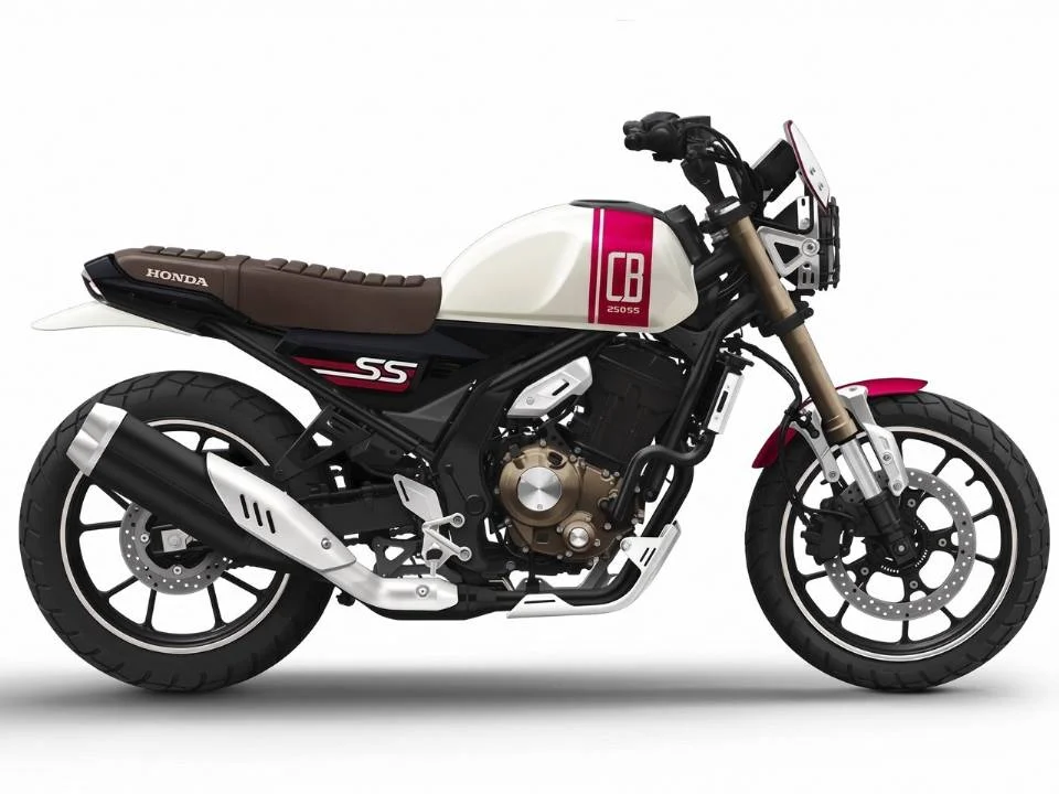 Honda CB250SS Scrambler Concept em exposição no Salão Internacional da Motocicleta da China, com design retrô e detalhes em branco e vermelho.