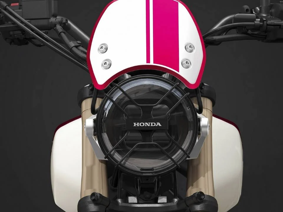 Honda CB250SS Scrambler Concept em exposição no Salão Internacional da Motocicleta da China, com design retrô e detalhes em branco e vermelho.