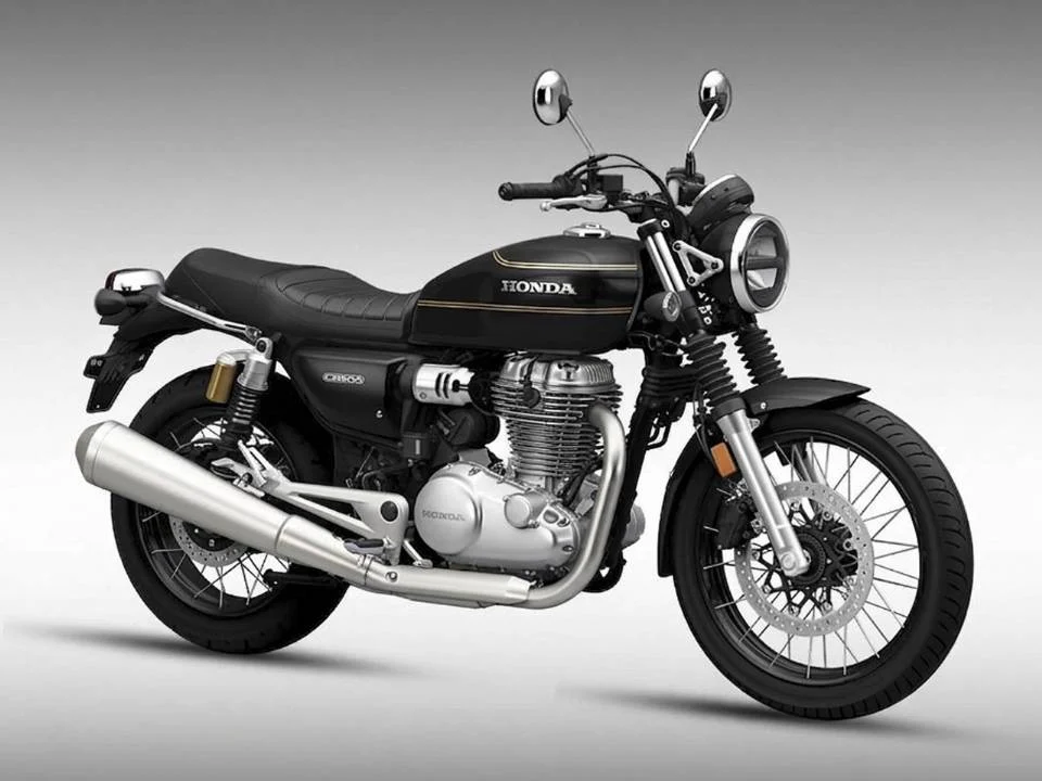 Honda CB500 neo café racer em destaque, mostrando o tanque arredondado e rodas raiadas, inspirado na clássica CB750