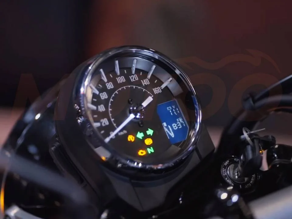 Honda CB500 neo café racer em destaque, mostrando o tanque arredondado e rodas raiadas, inspirado na clássica CB750