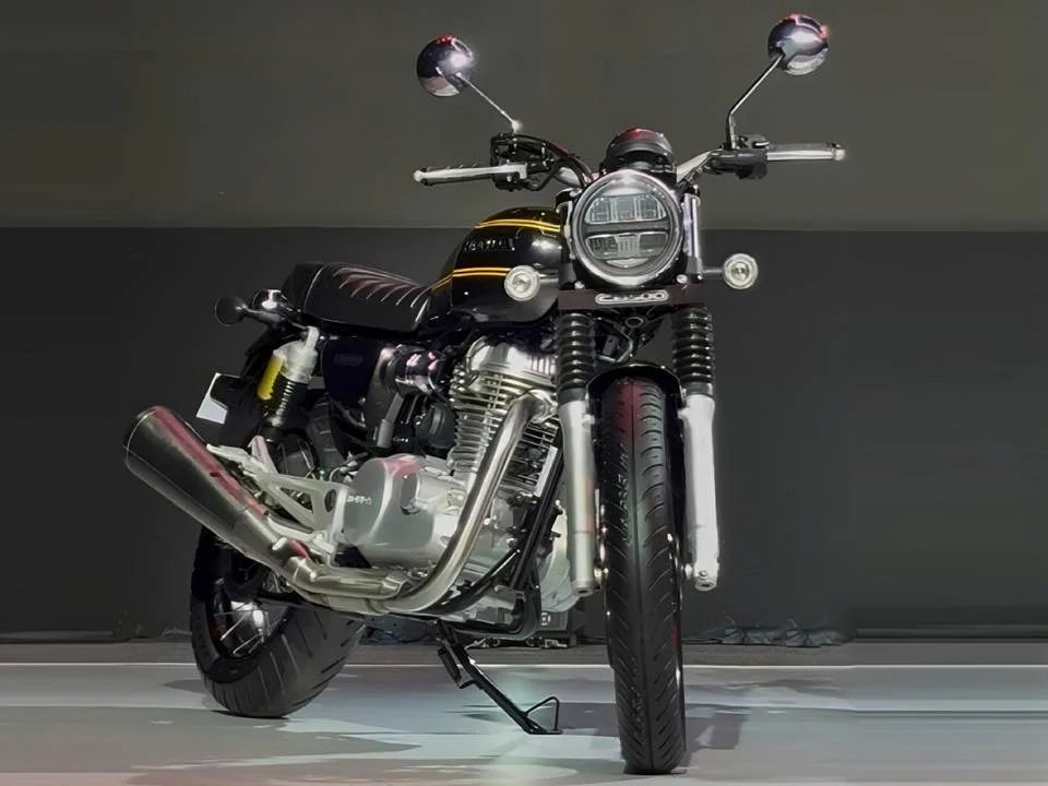 Honda CB500 neo café racer em destaque, mostrando o tanque arredondado e rodas raiadas, inspirado na clássica CB750
