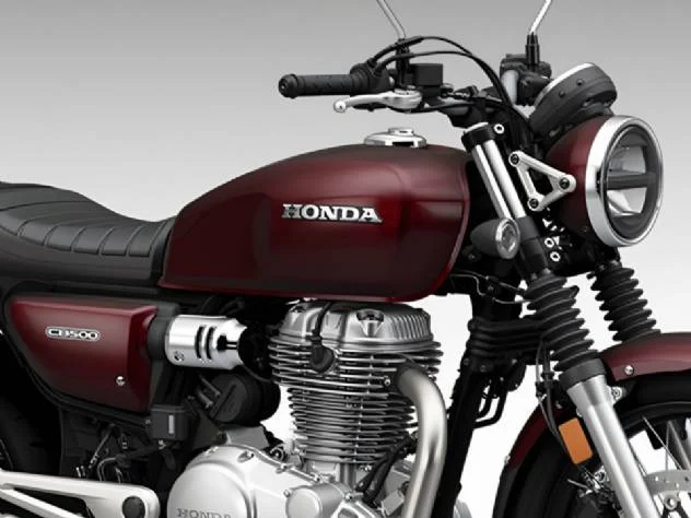 Honda CB500 neo café racer em destaque, mostrando o tanque arredondado e rodas raiadas, inspirado na clássica CB750
