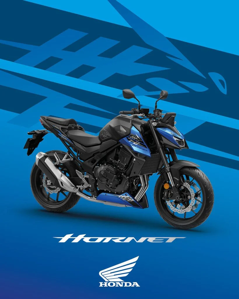 Honda CB750 Hornet 2027 com a nova combinação de cores Prata Mat Beta Metallic e Cinza Iridium Metallic, destacando seu design agressivo e farol duplo LED.