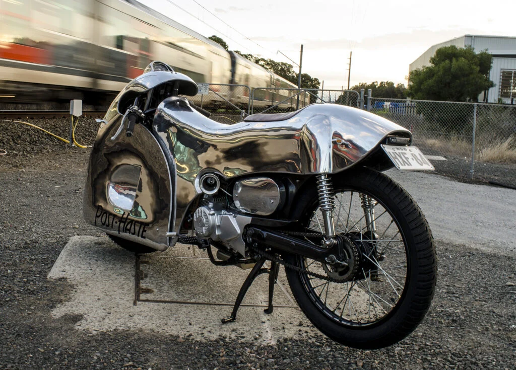 Honda CT110 Post-Haste personalizada com carroceria de alumínio em estilo streamliner Art Deco, criação do customizador Tim Urquhart.