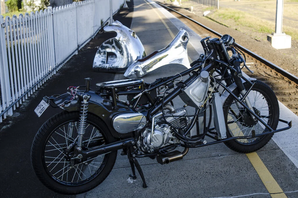 Honda CT110 Post-Haste personalizada com carroceria de alumínio em estilo streamliner Art Deco, criação do customizador Tim Urquhart.