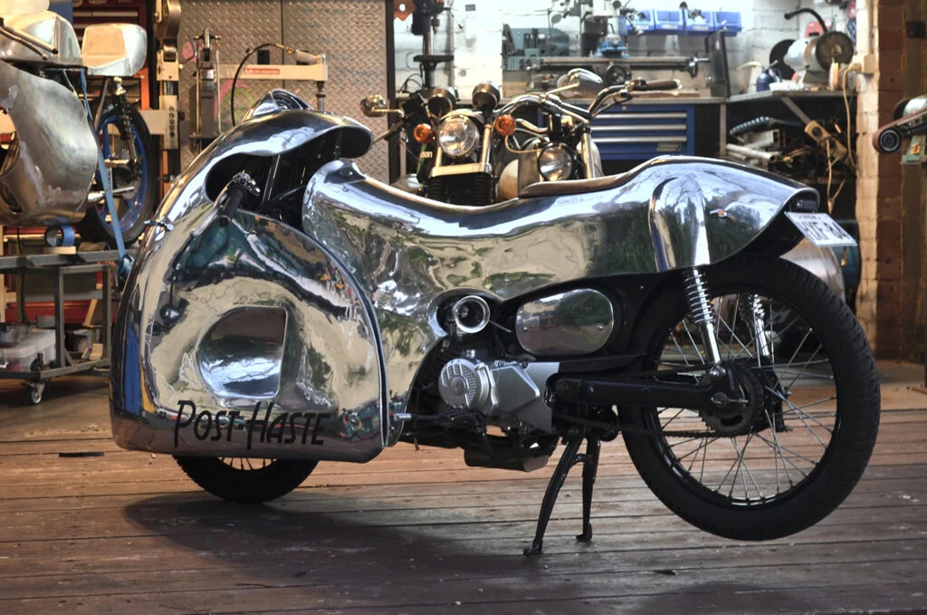 Honda CT110 Post-Haste personalizada com carroceria de alumínio em estilo streamliner Art Deco, criação do customizador Tim Urquhart.