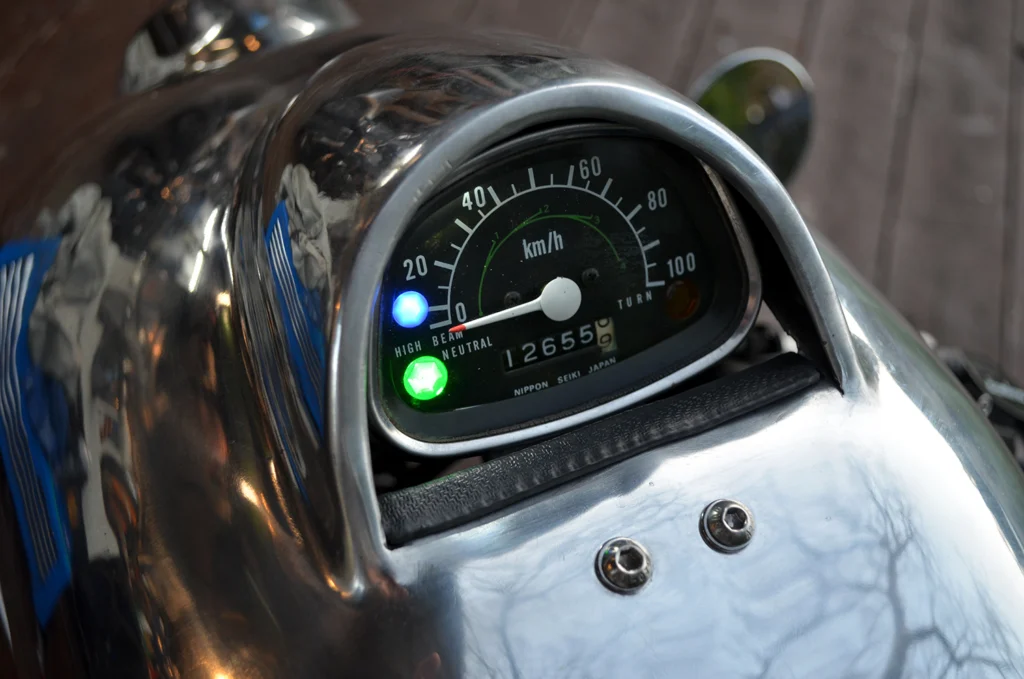 Honda CT110 Post-Haste personalizada com carroceria de alumínio em estilo streamliner Art Deco, criação do customizador Tim Urquhart.