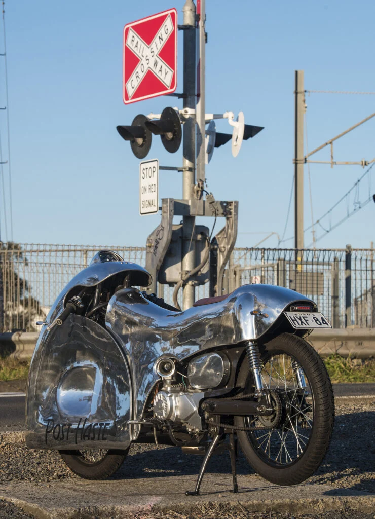 Honda CT110 Post-Haste personalizada com carroceria de alumínio em estilo streamliner Art Deco, criação do customizador Tim Urquhart.