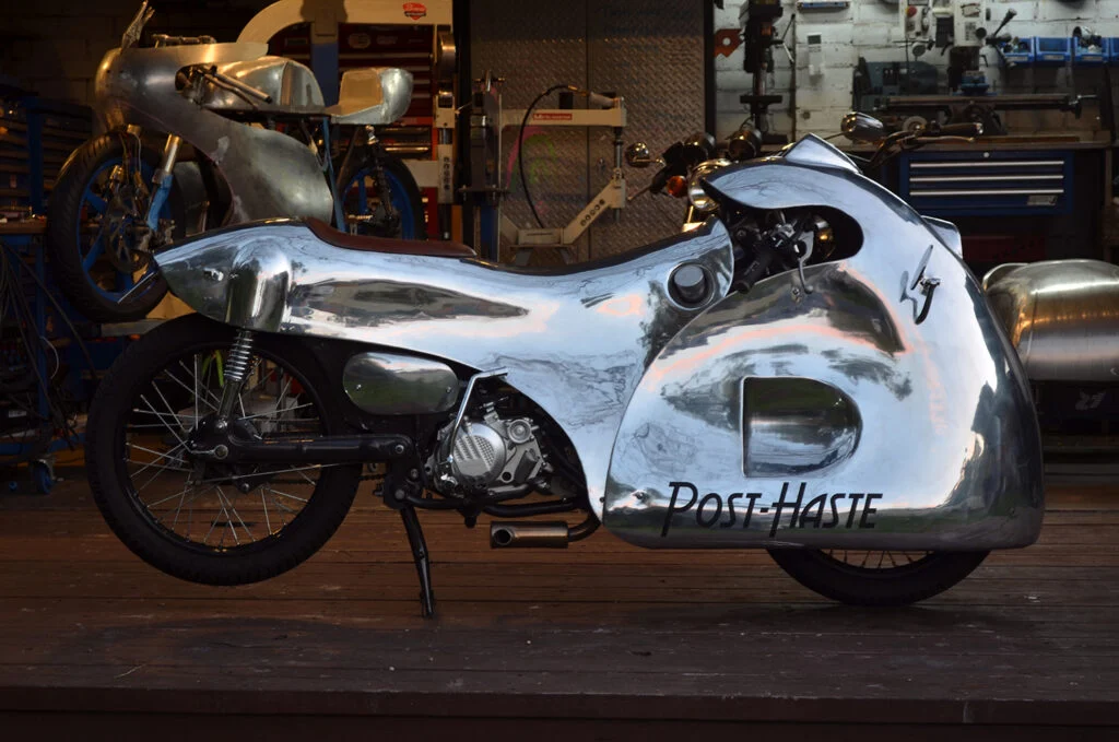 Honda CT110 Post-Haste personalizada com carroceria de alumínio em estilo streamliner Art Deco, criação do customizador Tim Urquhart.