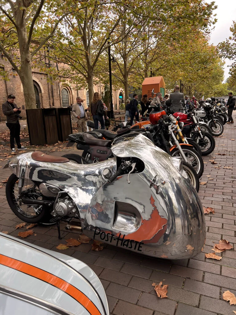 Honda CT110 Post-Haste personalizada com carroceria de alumínio em estilo streamliner Art Deco, criação do customizador Tim Urquhart.