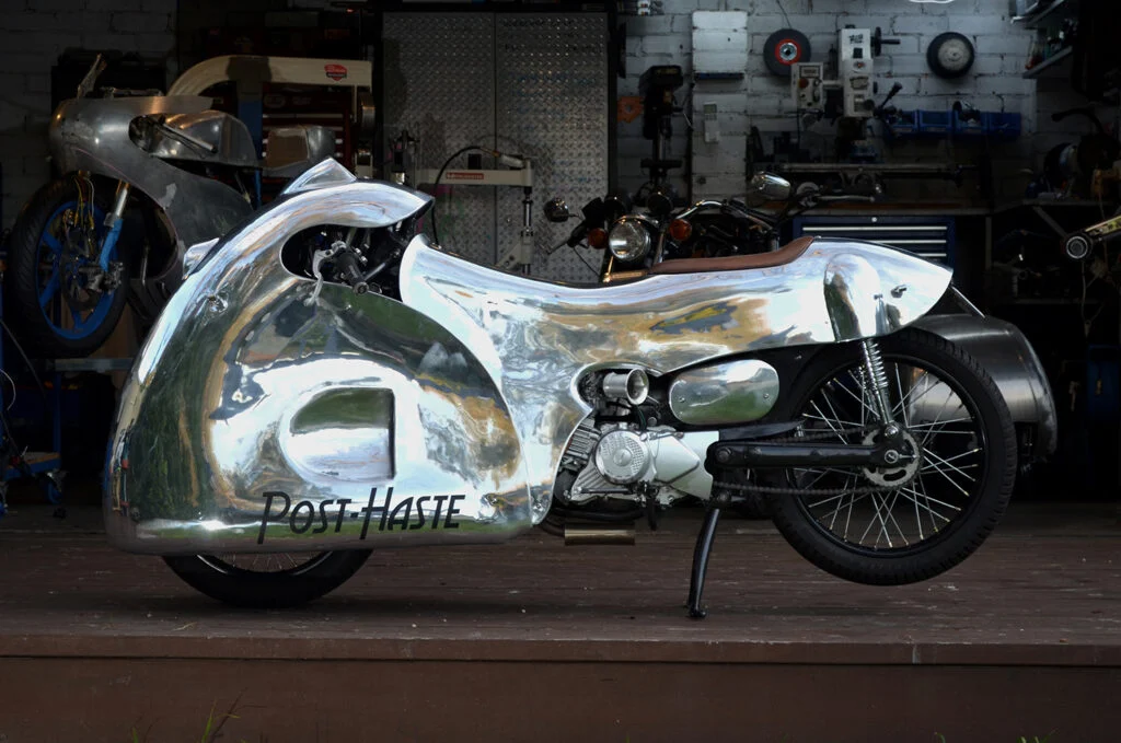 Honda CT110 Post-Haste personalizada com carroceria de alumínio em estilo streamliner Art Deco, criação do customizador Tim Urquhart.