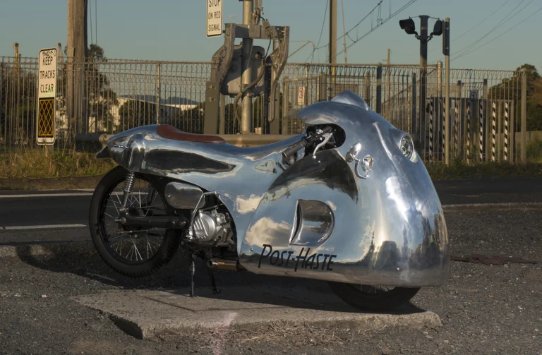 Honda CT110 Post-Haste personalizada com carroceria de alumínio em estilo streamliner Art Deco, criação do customizador Tim Urquhart.