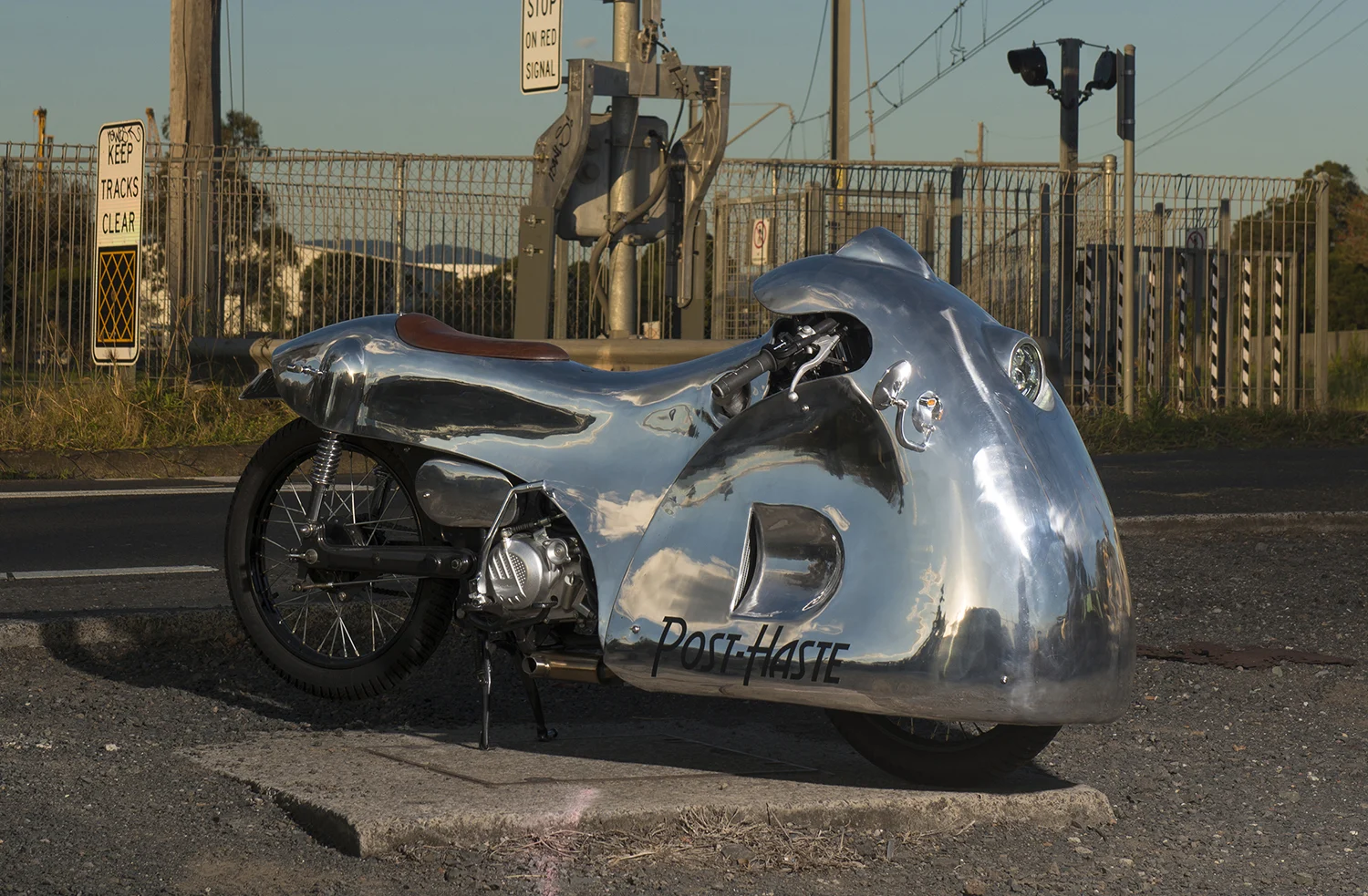 Honda CT110 Post-Haste personalizada com carroceria de alumínio em estilo streamliner Art Deco, criação do customizador Tim Urquhart.