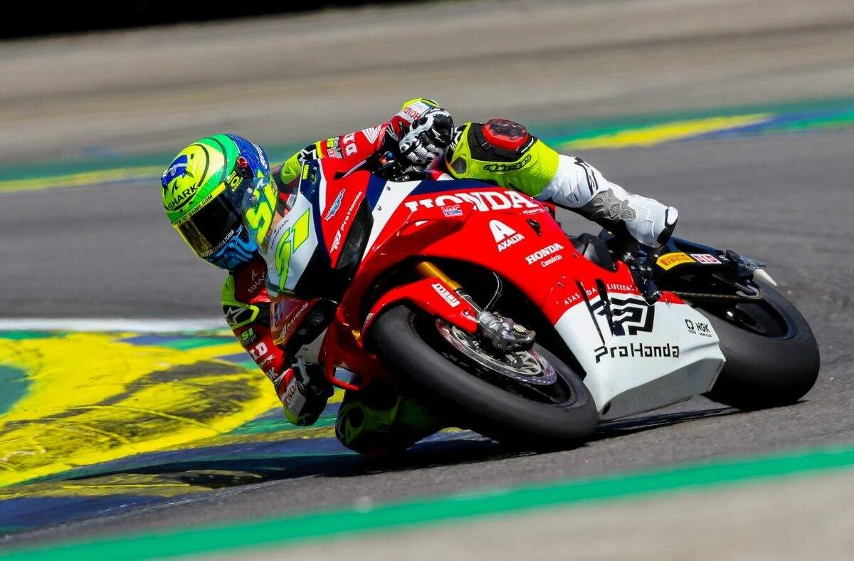 Eric Granado pilotando a Honda CBR1000RR-R Fireblade SP na pista durante uma etapa do MOTO1000GP.