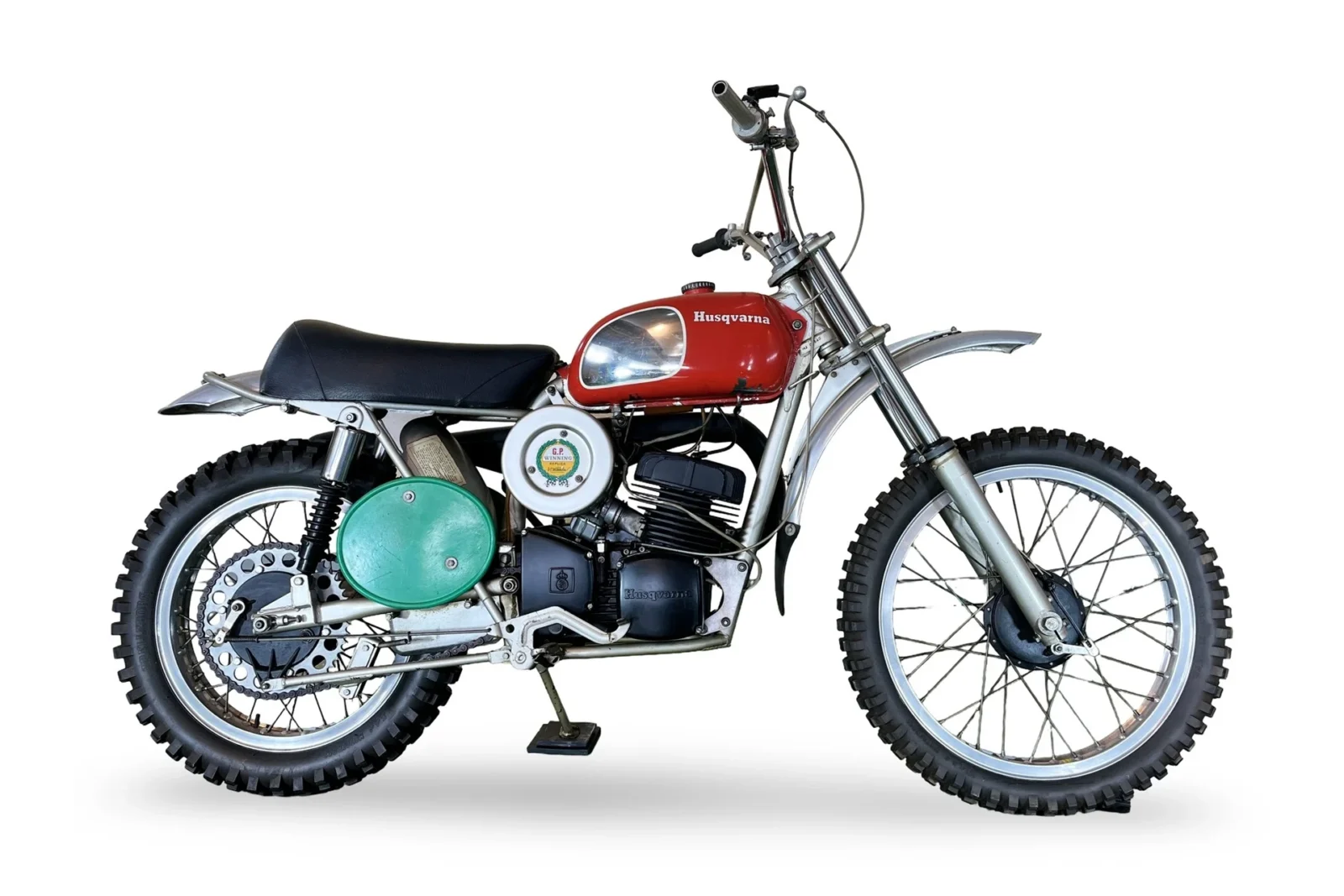Husqvarna 250 cc Motocrosser de 1972 ex-Steve McQueen em exposição, com detalhes do motor e chassi, pronta para leilão.