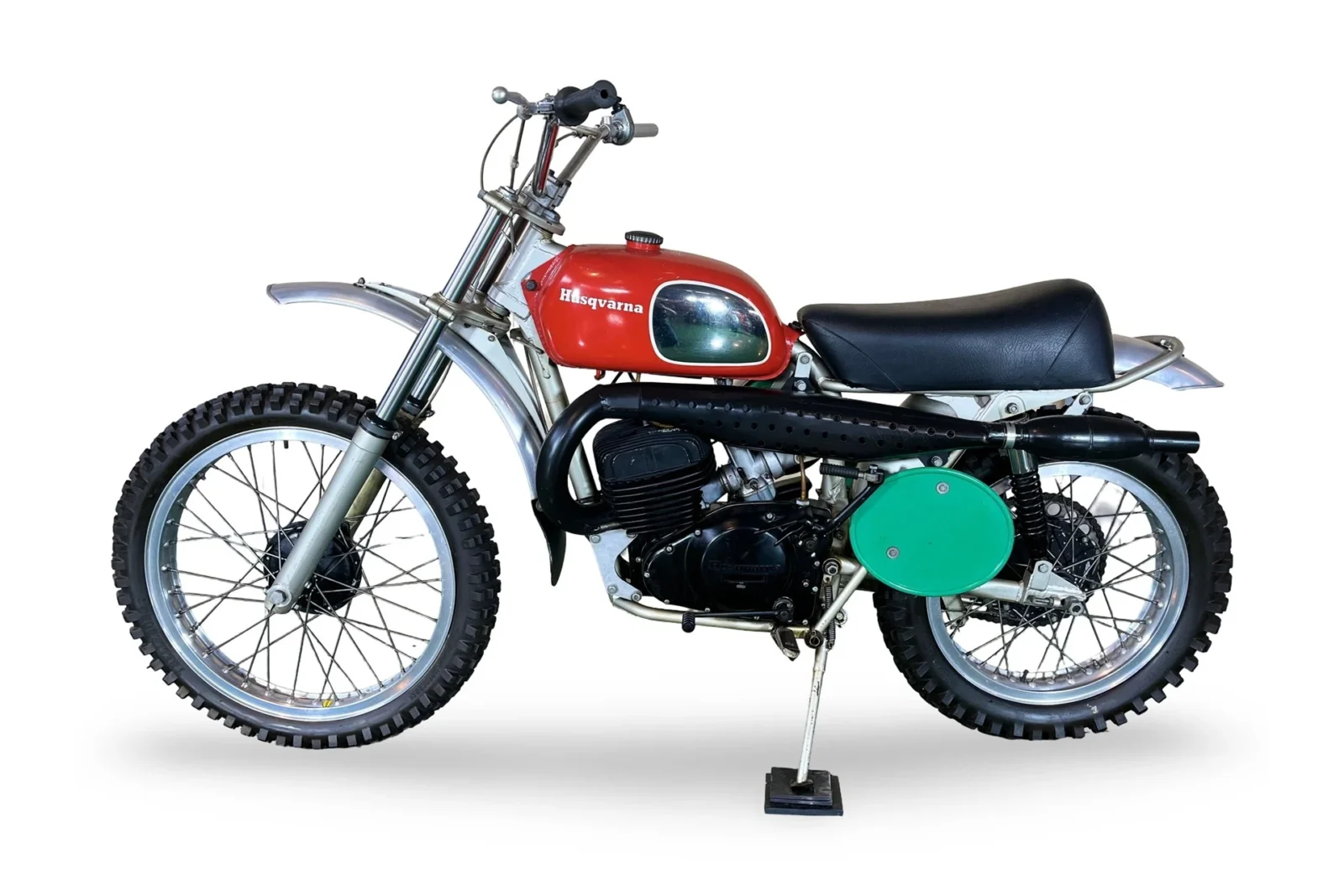 Husqvarna 250 cc Motocrosser de 1972 ex-Steve McQueen em exposição, com detalhes do motor e chassi, pronta para leilão.