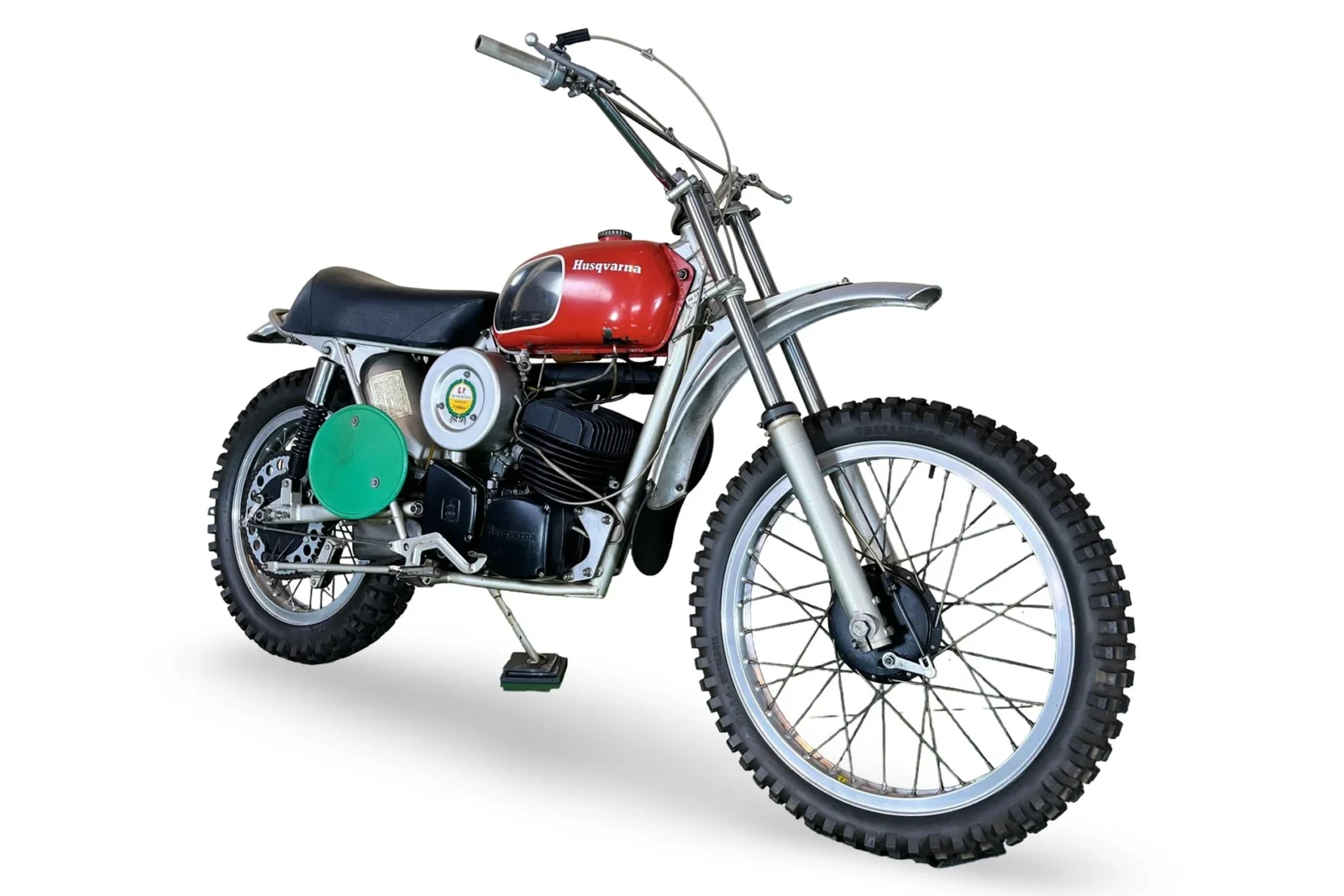 Husqvarna 250 cc Motocrosser de 1972 ex-Steve McQueen em exposição, com detalhes do motor e chassi, pronta para leilão.