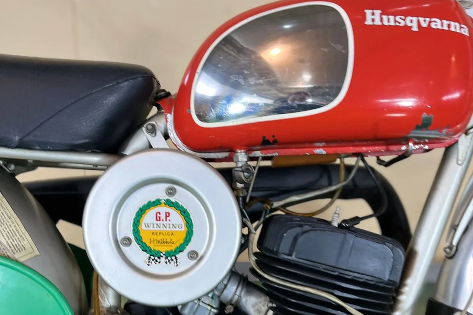 Husqvarna 250 cc Motocrosser de 1972 ex-Steve McQueen em exposição, com detalhes do motor e chassi, pronta para leilão.