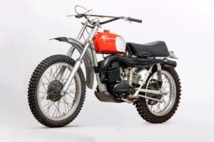 Husqvarna 250 cc Motocrosser de 1972 ex-Steve McQueen em exposição, com detalhes do motor e chassi, pronta para leilão.