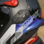 Imagem ilustrativa de um motociclista usando um capacete BMW GS Rallye Carbon com sistema de intercomunicador Sena integrado, em um cenário de aventura off-road.