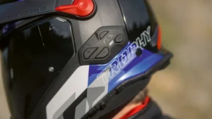 Imagem ilustrativa de um motociclista usando um capacete BMW GS Rallye Carbon com sistema de intercomunicador Sena integrado, em um cenário de aventura off-road.