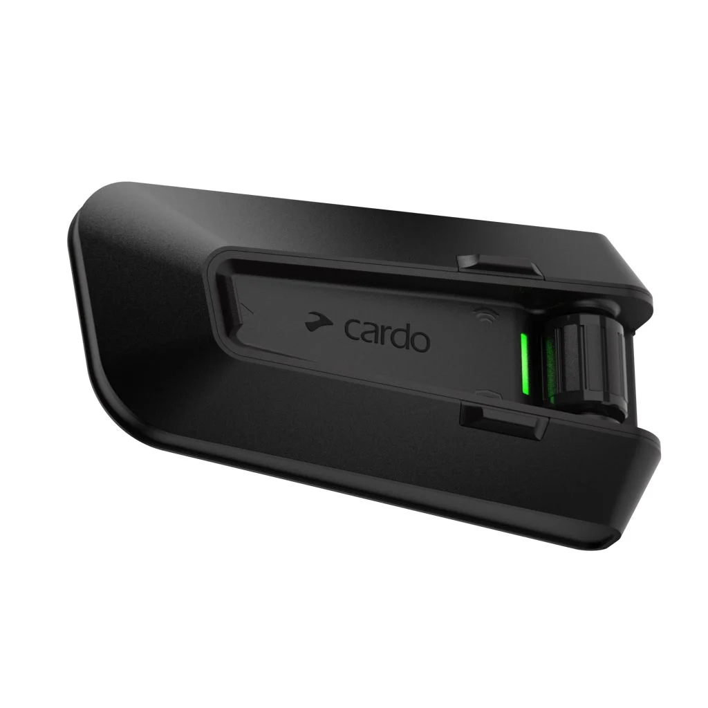 Comparativo detalhado entre intercomunicadores de moto Cardo e Sena, destacando suas características e tecnologias de conectividade como mesh e Bluetooth.