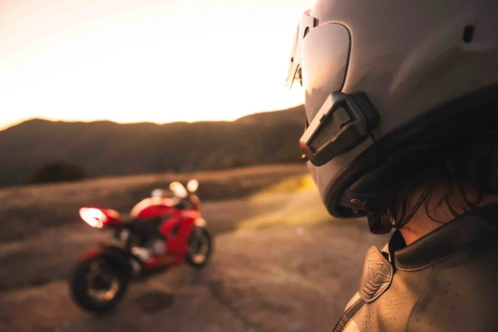 Comparativo detalhado entre intercomunicadores de moto Cardo e Sena, destacando suas características e tecnologias de conectividade como mesh e Bluetooth.