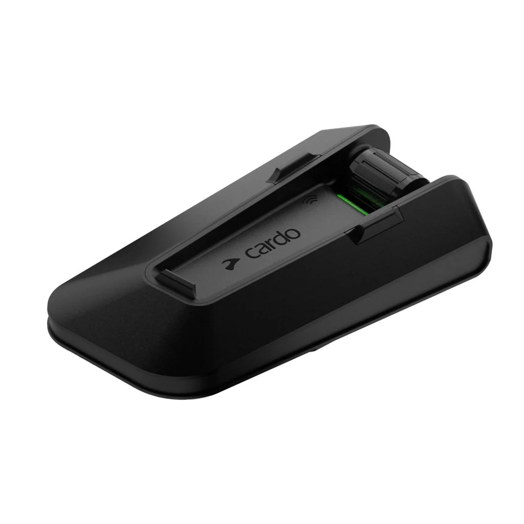 Comparativo detalhado entre intercomunicadores de moto Cardo e Sena, destacando suas características e tecnologias de conectividade como mesh e Bluetooth.