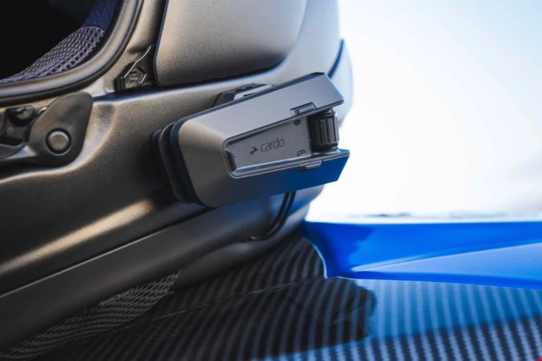 Comparativo detalhado entre intercomunicadores de moto Cardo e Sena, destacando suas características e tecnologias de conectividade como mesh e Bluetooth.