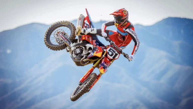 Justin Barcia em sua moto Ducati de fábrica durante uma corrida de Supercross, representando a equipe Troy Lee Designs Red Bull Ducati.