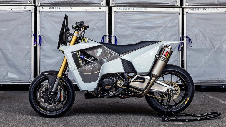 KTM 1190 Adventure R reconfigurada como supermoto por Max Hazan, exibindo chassis reestruturado, rodas Marchesini e para‑brisas customizado.